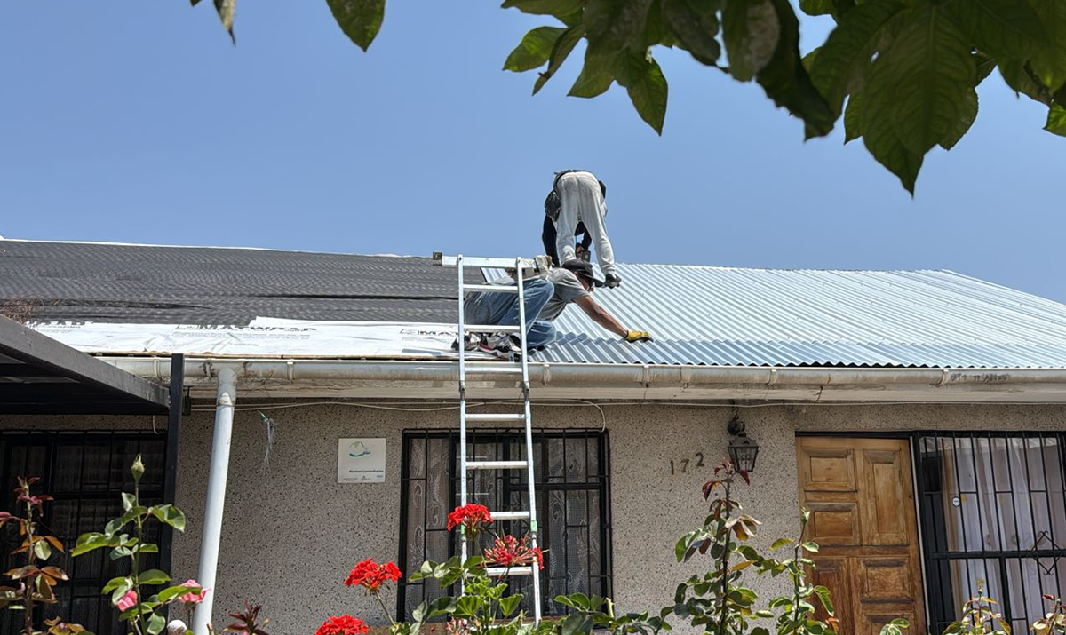 Instalación de canaleta metálica perimetral en el alero de una vivienda