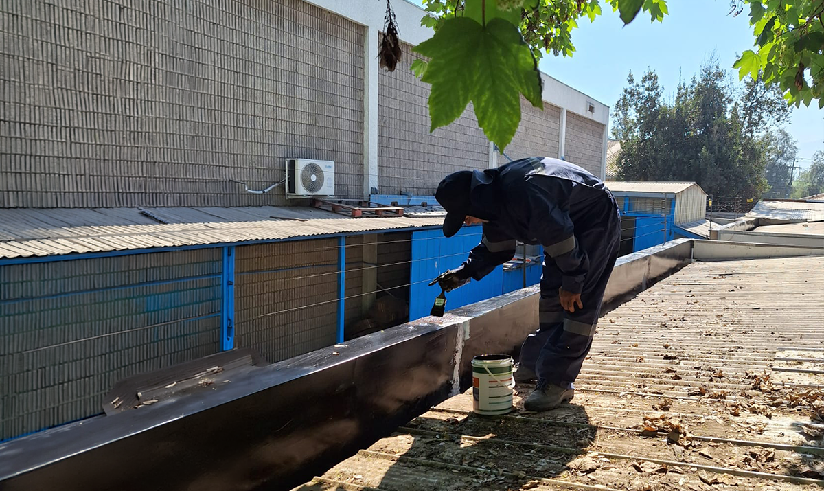 Sellado y refuerzo de uniones críticas de una canaleta metálica